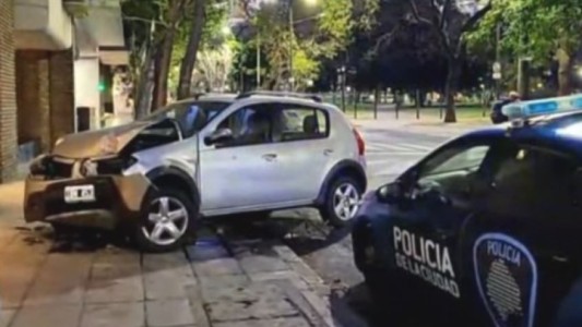 Video: perdió el control y chocó contra un árbol en Palermo