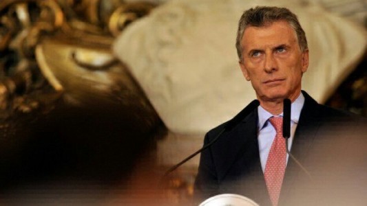 Macri jugaba al fútbol con chicos y recibió un duro pelotazo en la ingle