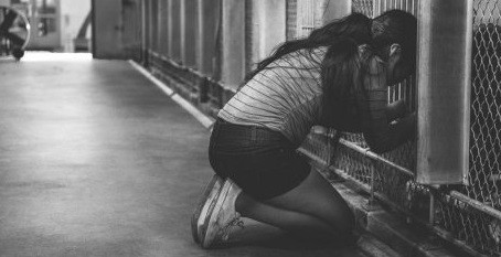 #EsViral: la triste imagen de una nena al despedirse de sus cachorros