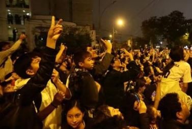 Una multitud de peruanos recibió a la Selección argentina en Lima