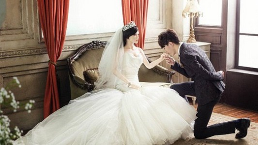 Tiene cáncer y se casó con su muñeca para no dejar viuda a una mujer