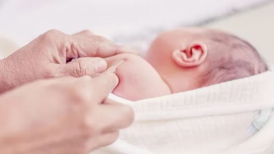 La Justicia Luis ordenó vacunar a dos bebes recién nacidos pese a la negativa de sus padres