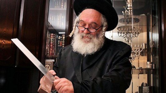 El conflicto en Medio Oriente frenó la llegada al país de 80 rabinos que deben cumplir con la faena kosher