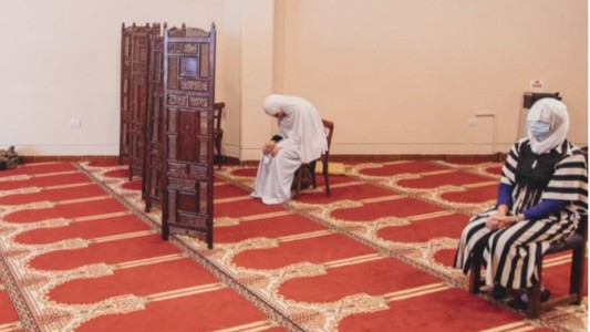 Fallo inédito: una mujer podrá rezar en una mezquita en el mismo espacio que los varones