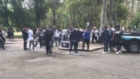 "Acá no queremos ningún león": hinchas de Gimnasia derribaron un puesto de La Libertad Avanza en el Bosque
