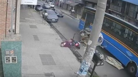 Isidro Casanova: Un colectivo embistió el carrito de un cartonero y dejó a dos personas heridas