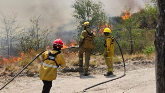 Córdoba: bomberos combaten un foco de incendio en Villa Yacanto