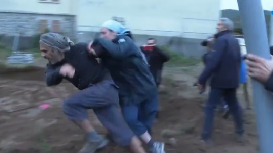 Una monja digna de Les Bleus: tacleó a un ecologista para defender una iglesia - #FlashChat