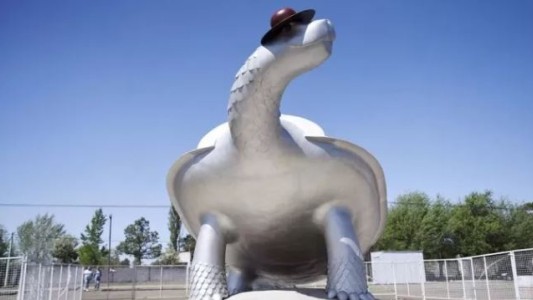 La ciudad de Pehuajó celebró la llegada del nuevo monumento a la Tortuga Manuelita