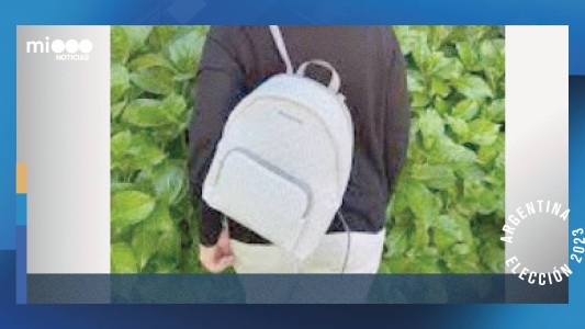 Interceptan a una mujer que se llevaba boletas en su mochila al salir del cuarto oscuro