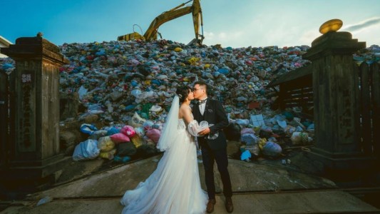 Una insólita foto de boda, para concientizar a los invitados