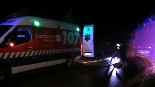 Un hombre intentó matar a su pareja, luego chocó su motó contra un auto y se mató
