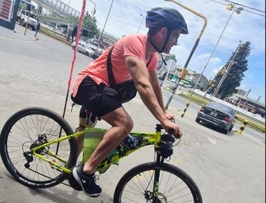 Su mamá murió de cáncer de mama: él pedaleó desde el hospital Durand hasta Tandil para concientizar