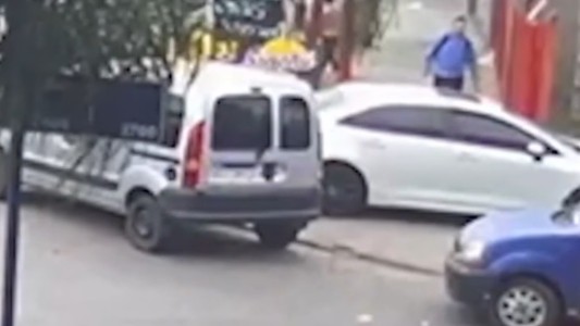 Video: empezó a correr porque llegaba tarde a trabajar, creyeron que era un ladrón y le dieron una paliza