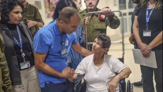 "Me golpearon en el camino", contó la israelí de 85 años liberada por Hamás