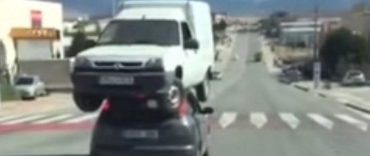 Video: el auto que transporta una camioneta en el techo