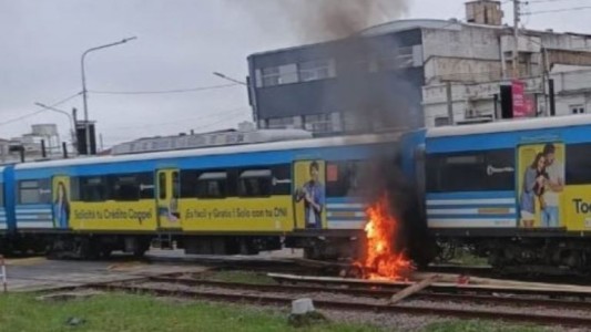 Motociclista quiso pasar con las barreras bajas, lo arrolló el tren y murió
