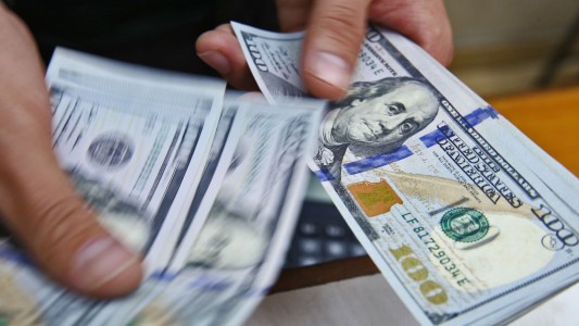 Leve baja del dólar blue: caen las opciones financieras