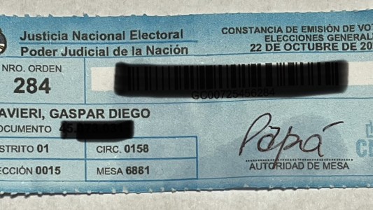 Fue autoridad de mesa donde votaron sus hijos y firmó el troquel de una forma muy especial