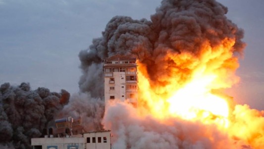 Israel continúa con los bombardeos en Gaza, mientras demora su ofensiva terrestre