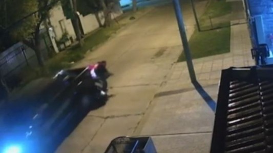 Un conductor atropelló a dos repartidores al confundirlos con motochorros en Ituzaingó