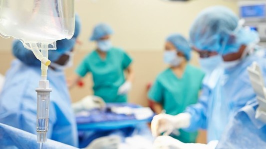 Inédita cirugía en Argentina para removerle un tumor cerebral a un paciente despierto