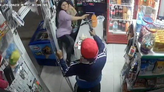 Le apuntó a una mujer con su bebé en brazos para robarle, lo redujeron los vecinos y lloró: "Por favor, no lo hago mas"