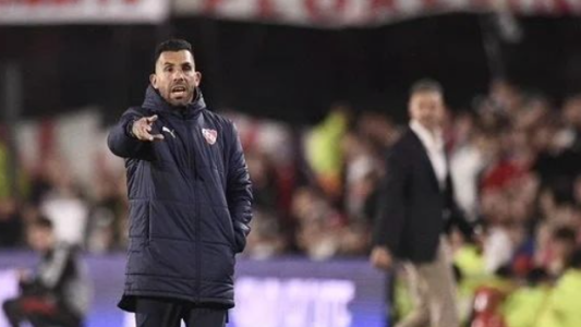 Carlitos Tévez regresó al Monumental y fue recibido con silbidos por los hinchas de River