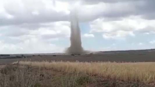 "Casi tornado" en San Luis: registran un impresionante cono de aire - #FlashChat