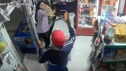 Violento robo en La Plata: apuntó con un arma a una madre y a su bebé, y fue linchado por vecinos