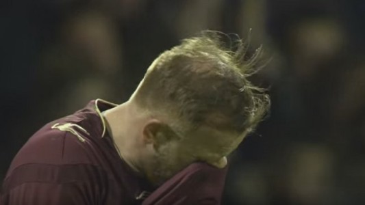 Video: lañ hinchada rival ovacionó a un arquero a quien se le había muerto la madre