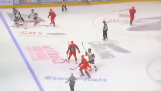 Tragedia en el hockey sobre hielo: un jugador murió tras sufrir un corte en el cuello con un patín