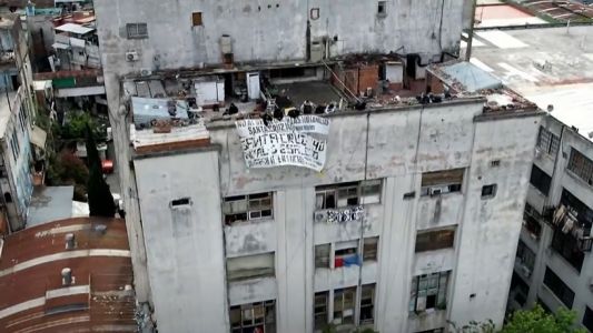 Tensión por un inminente desalojo: resisten cientos de familias que se instalaron en un fábrica vacía