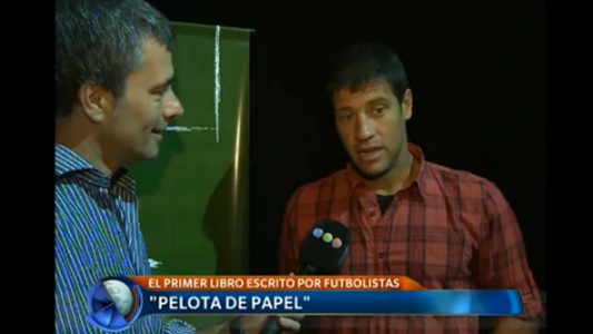 "Pelota de papel": el primer libro escrito por futbolistas
