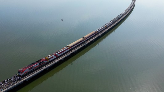 El espectáculo del "tren flotante" en Tailandia