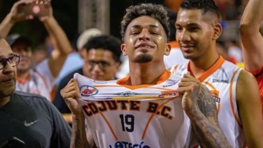 Anotó 100 puntos en un partido e igualó la marca histórica de Wilt Chamberlain