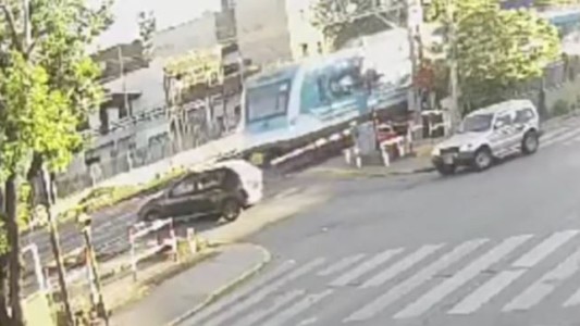 Automovilista cruzó con la barrera baja, lo impactó el tren y murió una joven de 19 años