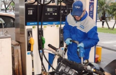 La escasez de combustible hizo extender a más regiones la venta de gasoil más contaminante