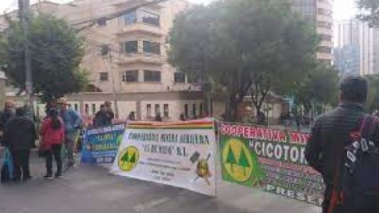 La Paz bloqueada por segundo día por mineros cooperativistas