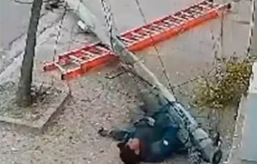 Video: Un operario cayó a más de 8 metros de altura cuando cedió el poste donde apoyó la escalera