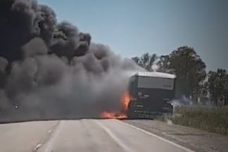Un camión se incendió mientras transitaba por Ruta 3