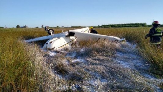 Santa Fe: Dos muertos al estrellarse un avión miliar durante un festival aéreo