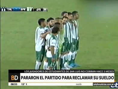 Pararon el partido para reclamar por su sueldo