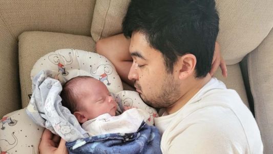 Tuvo un hijo por gestación subrogada, quiso tomarse licencia por nacimiento y lo echaron