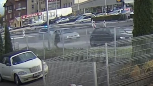 Un peatón se salvó por centímetros de ser atropellado por un auto en Polonia