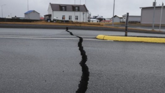 Una ciudad de Islandia rodeada de volcanes tuvo que ser evacuada porque se está partiendo en dos