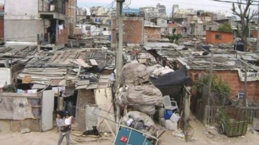 La pobreza subió al 42,9% en octubre como consecuencia de la alta inflación, según la Universidad Di Tella