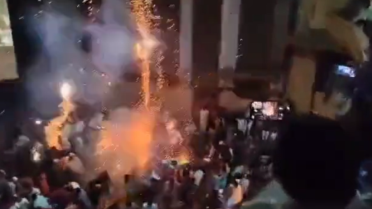 Terror en un cine de India: prendieron fuegos artificiales en plena función