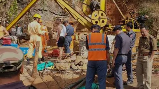 Rescatistas hicieron llegar medicamentos a los 40 obreros que siguen atrapados en un túnel en India