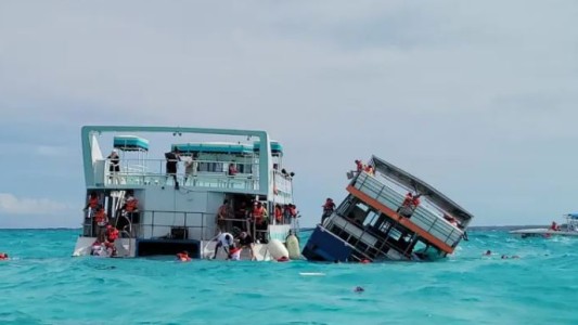 Un catamarán que llevaba a más de 100 personas se hundió en las Bahamas